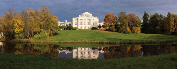 O Palácio de Pavlovsk no outono . — Fotografia de Stock