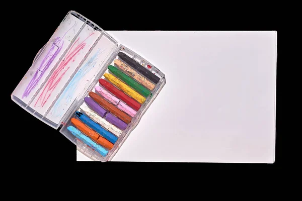 Vista superior colorido de lápis de cor na caixa após o uso para desenho no livro de desenho, isolado no fundo preto . — Fotografia de Stock