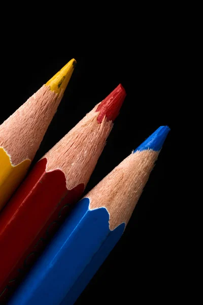 Lápis de cor isolado no fundo preto. - imagem — Fotografia de Stock