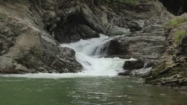 Водопад на горной реке — стоковое видео