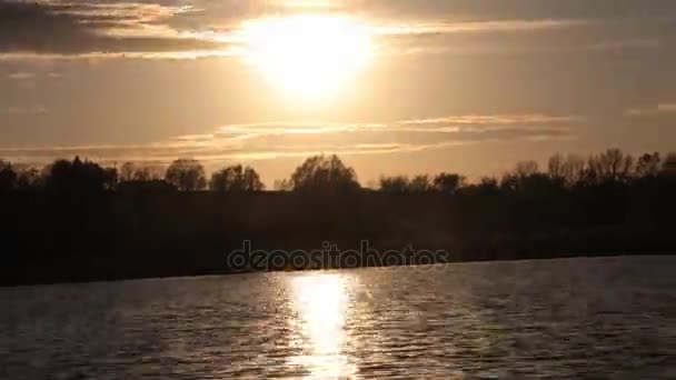 Zonsondergang over de vijver — Stockvideo