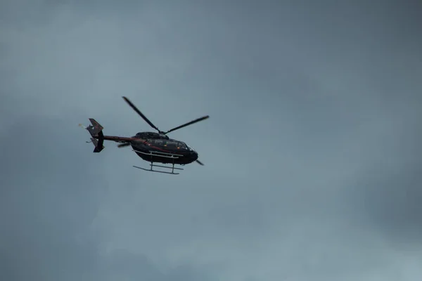Hélicoptère dans le ciel bleu — Photo