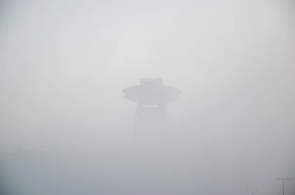 Bâtiment dans le brouillard — Photo