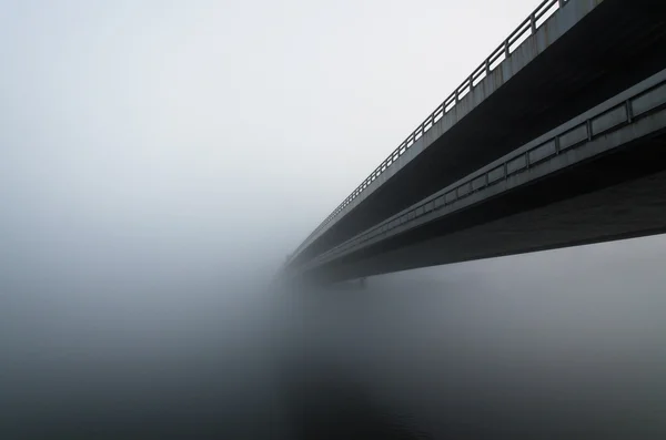 Pont dans le brouillard — Photo