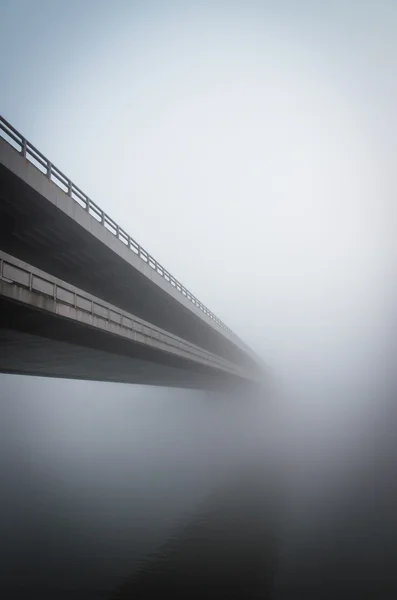 Brücke im Nebel — Stockfoto