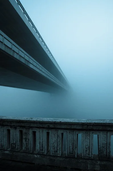 Pont dans le brouillard — Photo