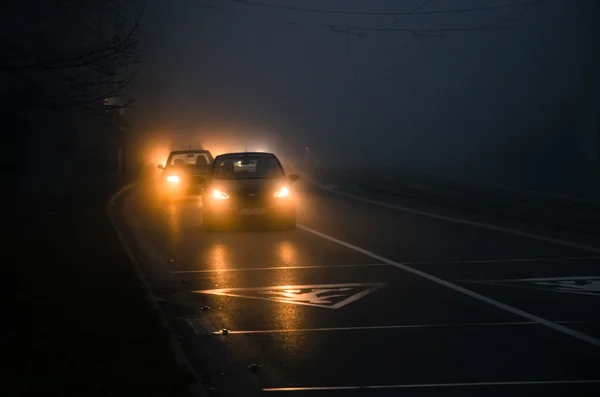Машина едет в туманную погоду — стоковое фото