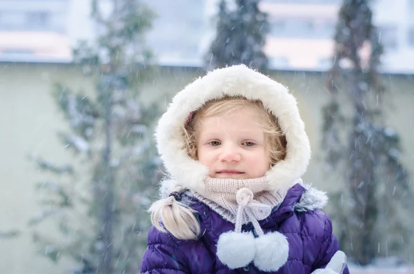 Bambino che gioca con la neve — Foto Stock