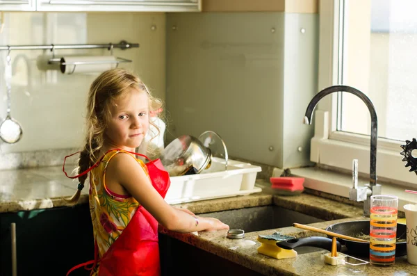 Criança na cozinha ajudando — Fotografia de Stock