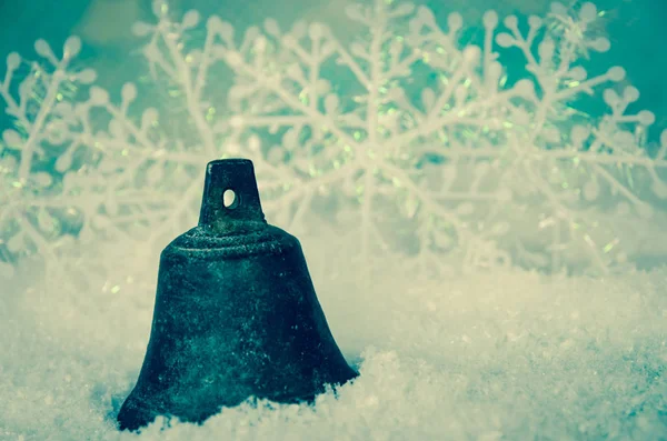 Mässing bell och snöflingor — Stockfoto