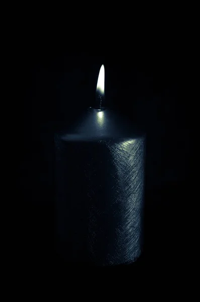 Vela ardiente con fondo oscuro — Foto de Stock