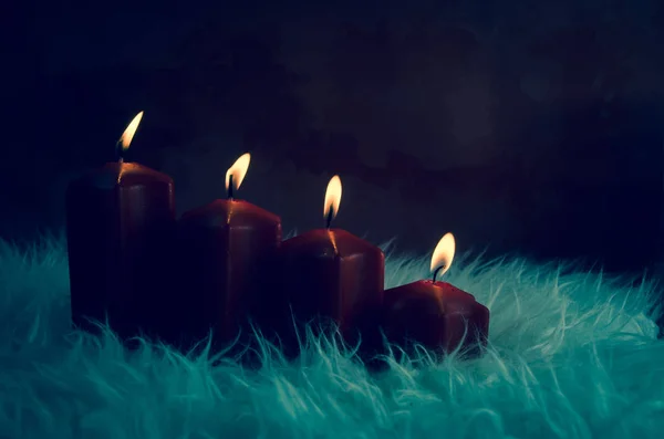Queimando velas de advento no escuro — Fotografia de Stock