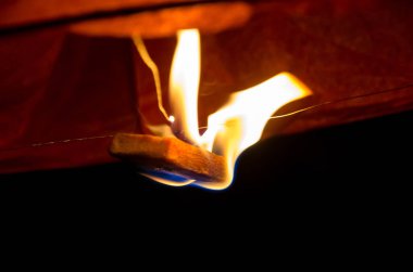 uçan gökyüzü fener üzerinde ateş 