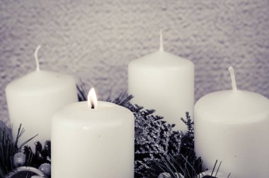 Mumlu sarı çelenk.