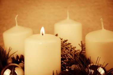 advent çelenk içinde bir yanan mum