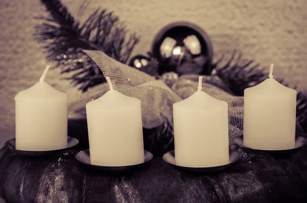 Незажжённые свечи в венке монохромные — стоковое фото