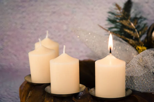 Hořící svíčka v adventní dekorace — Stock fotografie