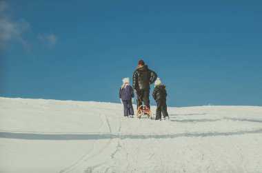 adam kış zamanında çocuklarla