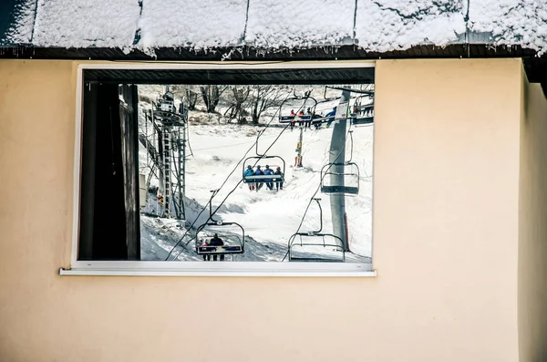 Reflejo de remolque de esquí en ventana — Foto de Stock