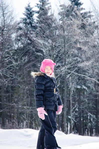 Barn i snöig skog — Stockfoto