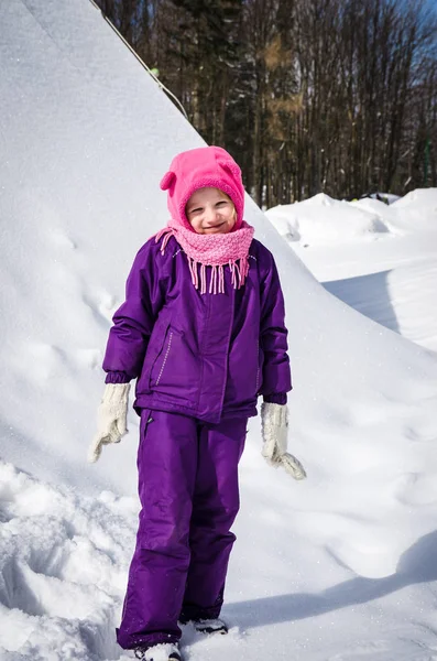 Kind im Winter im Freien — Stockfoto