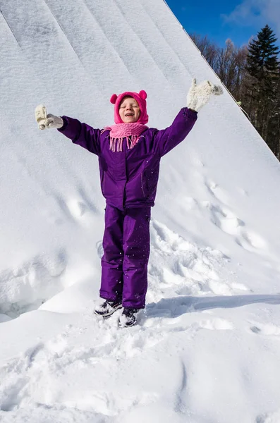 Barn njuta av vintertid — Stockfoto