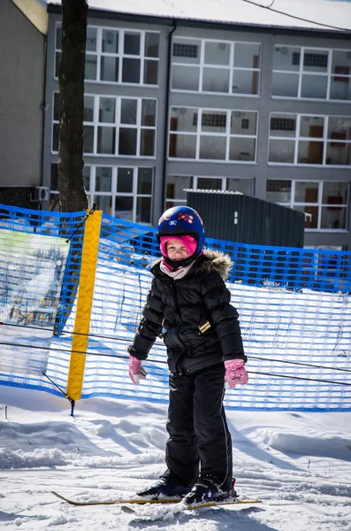Küçük çocuk Ski otelleri — Stok fotoğraf
