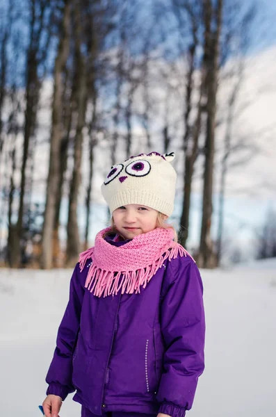 Härlig flicka vintertid — Stockfoto