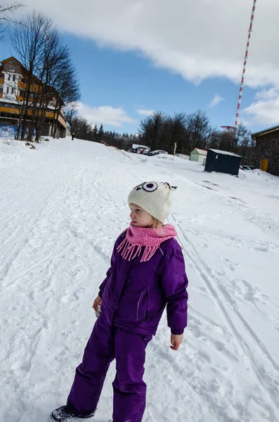 Niño feliz disfrutando del invierno — Foto de Stock