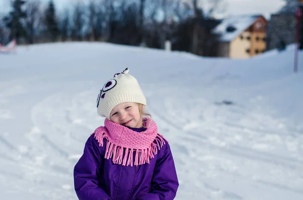 Niño feliz en invierno — Foto de Stock