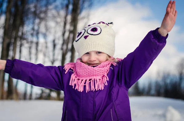 Niño feliz disfrutando del invierno — Foto de Stock