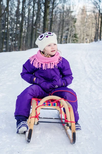 Kızak kış zaman zevk, küçük kız — Stok fotoğraf