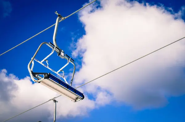 Teleférico vacío y cielo —  Fotos de Stock