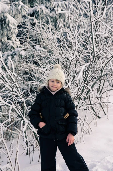 Barn i snöig skog — Stockfoto