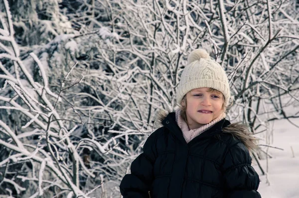 Παιδί στο χιονισμένο δάσος — Φωτογραφία Αρχείου