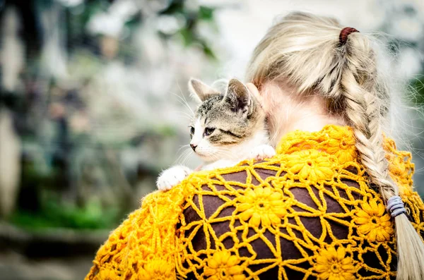 Criança com gato — Fotografia de Stock