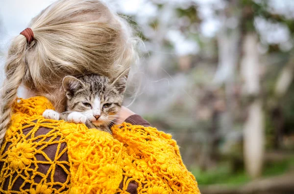 Criança abraçando um gato — Fotografia de Stock