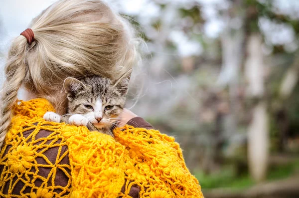 Niño abrazando a un gato — Foto de Stock