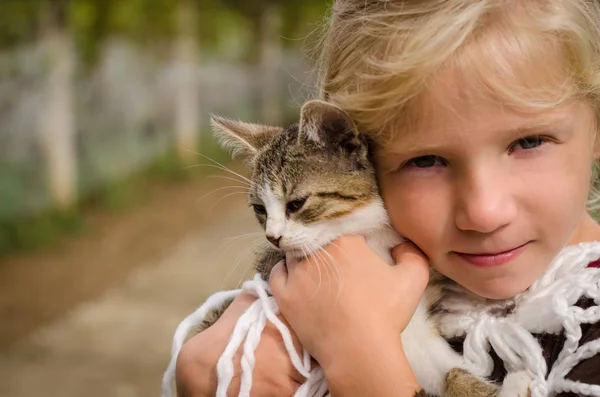 Enfant étreignant un chat — Photo