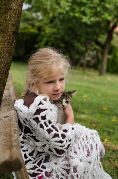 Enfant étreignant un chat — Photo