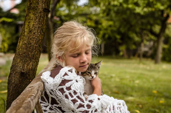 Kedi ile güzel kız — Stok fotoğraf
