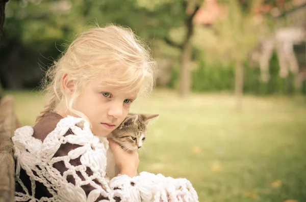 Menina encantadora com gato — Fotografia de Stock