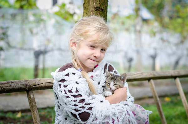 Niño y gato — Foto de Stock