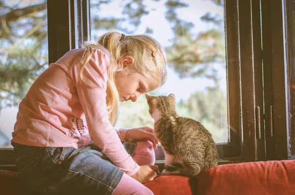 Счастливый ребенок с кошкой — стоковое фото