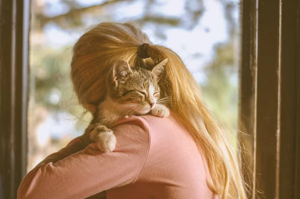 Criança abraçando um gato — Fotografia de Stock