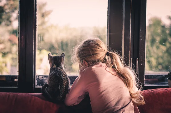 Criança abraçando um gato — Fotografia de Stock