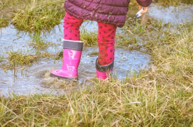 yağmurlu çamurlu su birikintisi