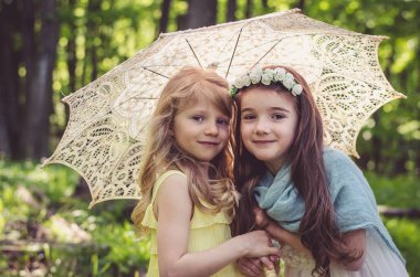 şemsiyesi altında güzel kızlar