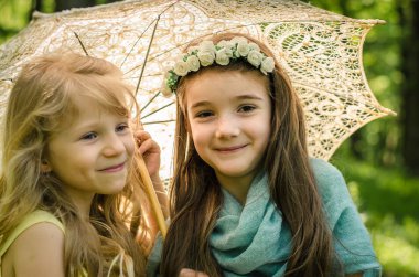 şemsiye ile gülümseyen kız