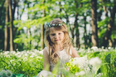 çiçek ile sarışın kız